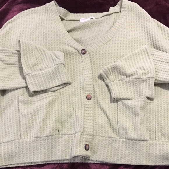 I’m selling a green long sleeve top. - Picture 1 of 6